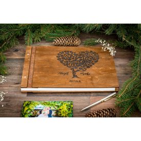 Fa borítású fotókönyv, szív fa díszítéssel