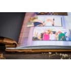 Fa borítású fotókönyv, betű kivágással