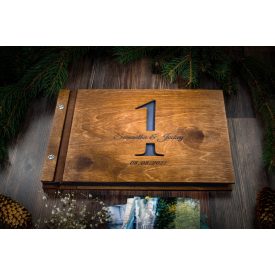 Fa borítású fotókönyv, szám kivágással