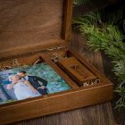 Elegáns, nyitható fedelű fénykép és USB pendrive tartó fadoboz, 150x230 mm-es, mahagóni
