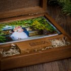 Elegáns, nyitható fedelű fénykép és USB pendrive tartó fadoboz, 180x180 mm-es, mahagóni