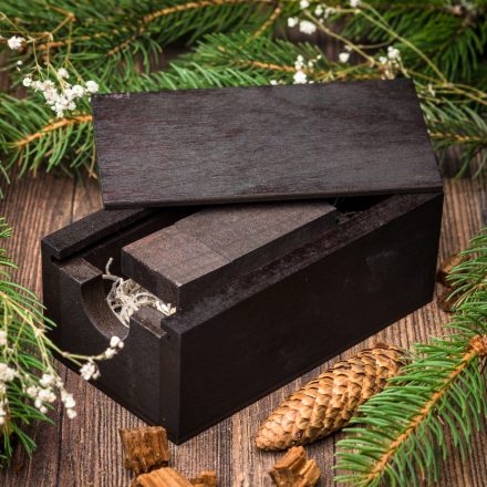 Nyitható fedelű USB pendrive tartó fadoboz 125x70 mm-es, dió