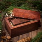 Nyitható fedelű USB pendrive tartó fadoboz 125x70 mm-es, vörös mahagóni